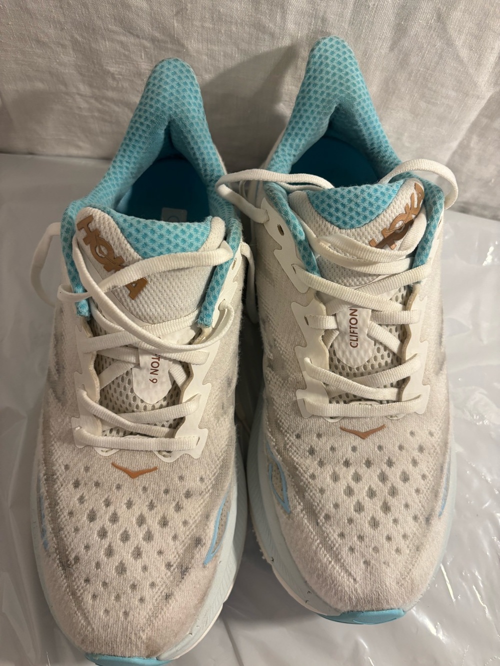 Hoka women’s Clifton 9
Size 9